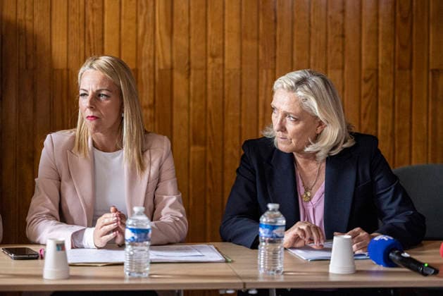 Marine Le Pen Visits Gironde - Le Porge Marine Le Pen, president of the National Rally (Rassemblement National, RN) and candidate for the 2027 French presidential election, meets with residents affected by the major wildfires that hit Gironde during the summer of 2026. The visit takes place near the fire station in Le Porge, as part of a political trip to the department focused on meeting wildfire victims and local professionals. The visit comes in the context of the 2026 Senate elections and the campaign for the 2027 presidential election. Le Porge, Gironde, Nouvelle-Aquitaine, France, September 17, 2026. Photo by Stéphane Duprat ABACAPRESS.COM Le Porge NOUVELLE-AQUITAINE France  Copyright: xDupratxStephane ABACAx