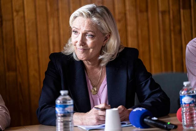 Marine Le Pen Visits Gironde - Le Porge Marine Le Pen, president of the National Rally (Rassemblement National, RN) and candidate for the 2027 French presidential election, meets with residents affected by the major wildfires that hit Gironde during the summer of 2026. The visit takes place near the fire station in Le Porge, as part of a political trip to the department focused on meeting wildfire victims and local professionals. The visit comes in the context of the 2026 Senate elections and the campaign for the 2027 presidential election. Le Porge, Gironde, Nouvelle-Aquitaine, France, September 17, 2026. Photo by Stéphane Duprat ABACAPRESS.COM Le Porge NOUVELLE-AQUITAINE France  Copyright: xDupratxStephane ABACAx