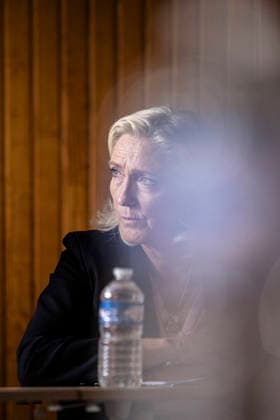 Marine Le Pen Visits Gironde - Le Porge Marine Le Pen, president of the National Rally (Rassemblement National, RN) and candidate for the 2027 French presidential election, meets with residents affected by the major wildfires that hit Gironde during the summer of 2026. The visit takes place near the fire station in Le Porge, as part of a political trip to the department focused on meeting wildfire victims and local professionals. The visit comes in the context of the 2026 Senate elections and the campaign for the 2027 presidential election. Le Porge, Gironde, Nouvelle-Aquitaine, France, September 17, 2026. Photo by Stéphane Duprat ABACAPRESS.COM Le Porge NOUVELLE-AQUITAINE France  Copyright: xDupratxStephane ABACAx