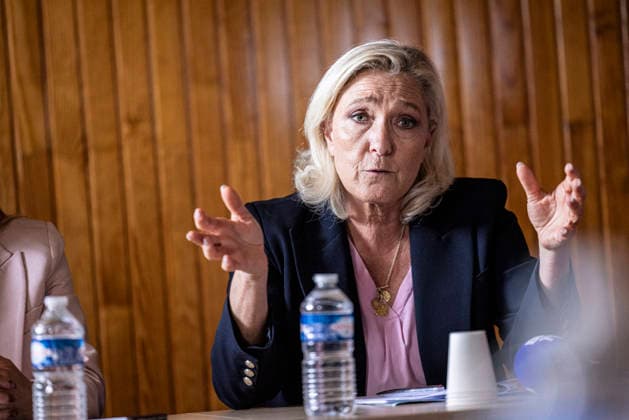 Marine Le Pen Visits Gironde - Le Porge Marine Le Pen, president of the National Rally (Rassemblement National, RN) and candidate for the 2027 French presidential election, meets with residents affected by the major wildfires that hit Gironde during the summer of 2026. The visit takes place near the fire station in Le Porge, as part of a political trip to the department focused on meeting wildfire victims and local professionals. The visit comes in the context of the 2026 Senate elections and the campaign for the 2027 presidential election. Le Porge, Gironde, Nouvelle-Aquitaine, France, September 17, 2026. Photo by Stéphane Duprat ABACAPRESS.COM Le Porge NOUVELLE-AQUITAINE France  Copyright: xDupratxStephane ABACAx