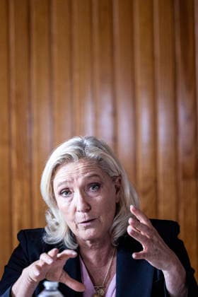 Marine Le Pen Visits Gironde - Le Porge Marine Le Pen, president of the National Rally (Rassemblement National, RN) and candidate for the 2027 French presidential election, meets with residents affected by the major wildfires that hit Gironde during the summer of 2026. The visit takes place near the fire station in Le Porge, as part of a political trip to the department focused on meeting wildfire victims and local professionals. The visit comes in the context of the 2026 Senate elections and the campaign for the 2027 presidential election. Le Porge, Gironde, Nouvelle-Aquitaine, France, September 17, 2026. Photo by Stéphane Duprat ABACAPRESS.COM Le Porge NOUVELLE-AQUITAINE France  Copyright: xDupratxStephane ABACAx