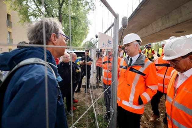 Federal Transportation Minister Steffen Bilger (CDU), pictured here alongside Bonn Mayor Guido Deus (CDU), was briefed during a visit on the current status of demolition work on the approach bridge to Bonn’s Nordbrücke and spoke on the sidelines with protesters who criticized the width of the new bridge, for which residential buildings will likely have to b Copyright: xChristophxHardtx