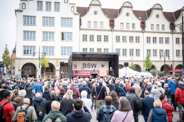 Campaign wrap-up event featuring a speech by party founder Sahra Wagenknecht; campaign wrap-up for the BSW (Alliance for Social Justice and Economic Rationality) party in Rostock, Rostock, Mecklenburg-Western Pomerania, Germany, Neuer Markt