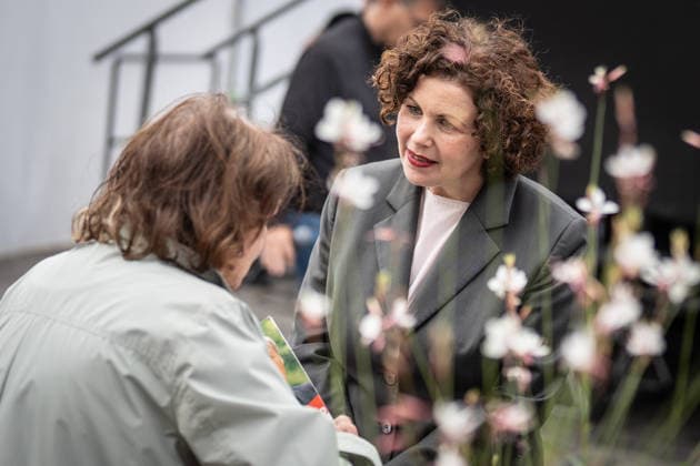 Amira Mohamed Ali, Federal Chair of the BSW, speaking with a visitor at the event marking the end of the election campaign for the BSW (Alliance for Social Justice and Economic Rationality) in Rostock, Rostock, Mecklenburg-Western Pomerania, Germany, Neuer Markt