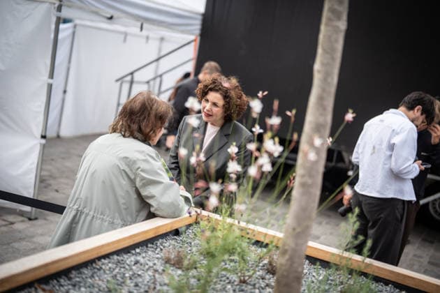 Amira Mohamed Ali, Federal Chair of the BSW, speaking with a visitor at the closing event of the BSW (Alliance for Social Justice and Economic Rationality) election campaign in Rostock, Rostock, Mecklenburg-Western Pomerania, Germany, Neuer Markt