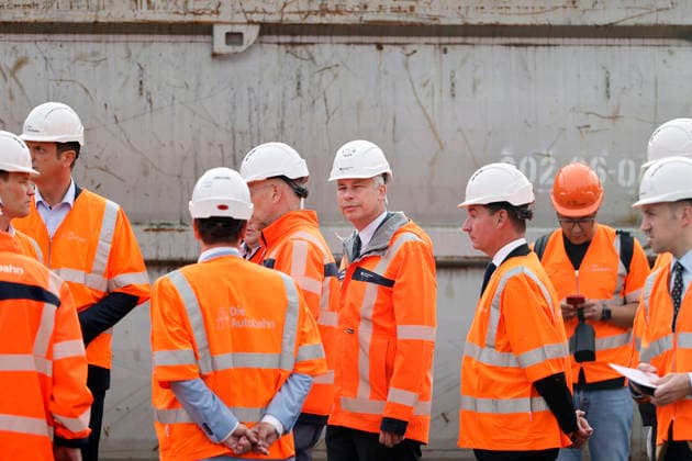 Federal Transportation Minister Steffen Bilger (CDU) was briefed on the current status of demolition work on the approach bridge to Bonn s Nordbrücke during a visit. Bonn, September 17, 2026, North Rhine-Westphalia, Germany Copyright: xChristophxHardtx