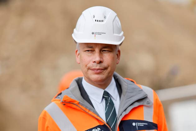 Federal Transportation Minister Steffen Bilger (CDU) was briefed on the current status of demolition work on the approach bridge to Bonn s Nordbrücke during a visit. Bonn, September 17, 2026, North Rhine-Westphalia, Germany Copyright: xChristophxHardtx