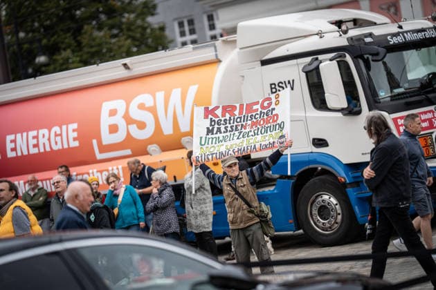 Participant, demonstrator at the event marking the end of the election campaign for the BSW (Alliance for Social Justice and Economic Rationality) party in Rostock, Rostock, Mecklenburg-Western Pomerania, Germany, Neuer Markt