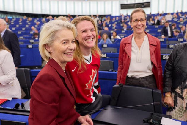 Greens EFA group leader Terry Reintke (C) poses with European Commission President Ursula von der Leyen (L) at the European Parliament in Strasbourg, eastern France, on Thursday, September 17, 2026, during a visit in which he welcomed a proposal by European Commission President Ursula von der Leyen for Canada to become the European Union s first associate member. On the same day, Carney rejected threats made by U.S. President Donald Trump over Ottawa s efforts to strengthen its ties with the European Union.  FRN2026091706 EuropeanxUnion