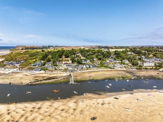Blick auf die Mündung des Flusses Camel von einer Drohne bei Ebbe über Padstow and Rock, Cornwall, England, Großbritannien, Sommer 2026 View of River Camel Estuary from a drone at low tide over Padstow and Rock, Cornwall, England, United Kingdom, Summer 2026 Copyright: imageBROKER MaciejxOlszewski ibxmao18798317.jpg