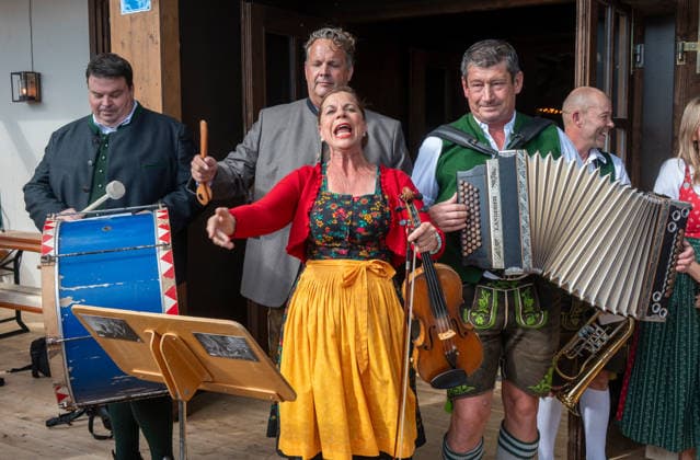 Munich, Oktoberfest, during the press tour: Stop 1, Volkssängerzelt Schützenlisl; from left: Manfred Kneifel, Forian Fendt, Traudi Siferlinger, Michael Bitsch