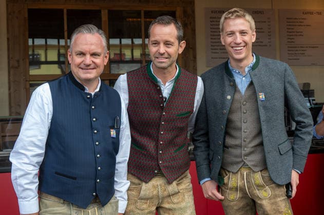 Munich, Oktoberfest, 6th stop on the press tour, Bodo s Cafe Tent (from left): Dr. Christian Scharpf, Otto Lindinger, Mayor Dominik Krause,