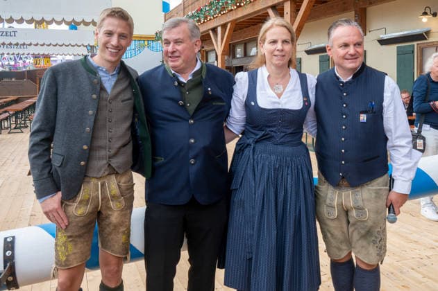 Munich, Oktoberfest, during the press tour, 9th stop: Paulaner Festzelt; from left: Mayor Dominik Krause, Lorenz and Christine Stiftl, Dr. Christian Scharpf