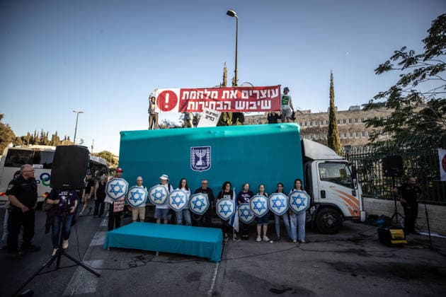 Israelis protest alleged election delay outside Knesset in West Jerusalem JERUSALEM - SEPTEMBER 17: Israelis gather outside the Knesset to protest what they allege are attempts by the government of Prime Minister Benjamin Netanyahu to delay the elections or disrupt the electoral process in Jerusalem, on September 17, 2026. Protesters carry banners reading No to war, yes to elections and Our children deserve better, calling for the elections to be held on time. Mostafa Alkharouf Anadolu Jerusalem Israel. Editorial use only. Please get in touch for any other usage.  Copyright: x2026xAnadoluxMostafaxAlkharoufx