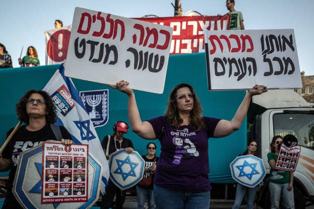 Israelis protest alleged election delay outside Knesset in West Jerusalem JERUSALEM - SEPTEMBER 17: Israelis gather outside the Knesset to protest what they allege are attempts by the government of Prime Minister Benjamin Netanyahu to delay the elections or disrupt the electoral process in Jerusalem, on September 17, 2026. Protesters carry banners reading No to war, yes to elections and Our children deserve better, calling for the elections to be held on time. Mostafa Alkharouf Anadolu Jerusalem Israel. Editorial use only. Please get in touch for any other usage.  Copyright: x2026xAnadoluxMostafaxAlkharoufx