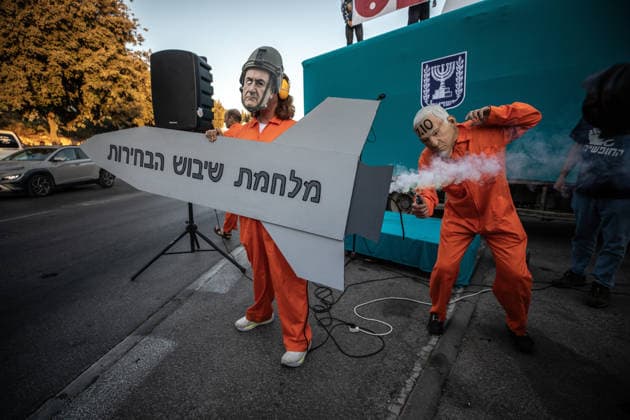 Israelis protest alleged election delay outside Knesset in West Jerusalem JERUSALEM - SEPTEMBER 17: People display models representing warplanes and missiles as Israelis gather outside the Knesset to protest what they allege are attempts by the government of Prime Minister Benjamin Netanyahu to delay the elections or disrupt the electoral process in Jerusalem, on September 17, 2026. Protesters carry banners reading No to war, yes to elections and Our children deserve better, calling for the elections to be held on time. Mostafa Alkharouf Anadolu Jerusalem Israel. Editorial use only. Please get in touch for any other usage.  Copyright: x2026xAnadoluxMostafaxAlkharoufx