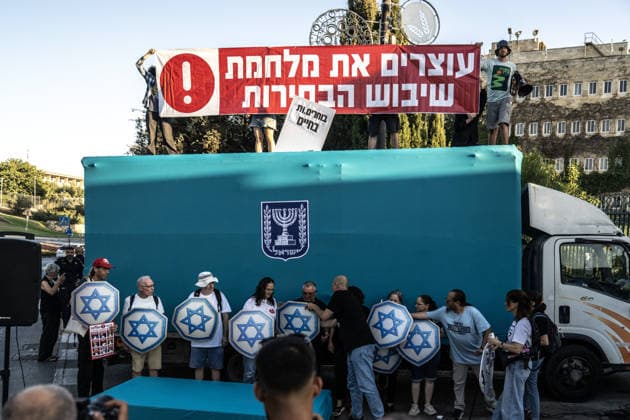 Israelis protest alleged election delay outside Knesset in West Jerusalem JERUSALEM - SEPTEMBER 17: Israelis gather outside the Knesset to protest what they allege are attempts by the government of Prime Minister Benjamin Netanyahu to delay the elections or disrupt the electoral process in Jerusalem, on September 17, 2026. Protesters carry banners reading No to war, yes to elections and Our children deserve better, calling for the elections to be held on time. Mostafa Alkharouf Anadolu Jerusalem Israel. Editorial use only. Please get in touch for any other usage.  Copyright: x2026xAnadoluxMostafaxAlkharoufx