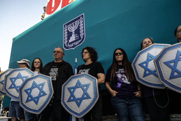 Israelis protest alleged election delay outside Knesset in West Jerusalem JERUSALEM - SEPTEMBER 17: Israelis gather outside the Knesset to protest what they allege are attempts by the government of Prime Minister Benjamin Netanyahu to delay the elections or disrupt the electoral process in Jerusalem, on September 17, 2026. Protesters carry banners reading No to war, yes to elections and Our children deserve better, calling for the elections to be held on time. Mostafa Alkharouf Anadolu Jerusalem Israel. Editorial use only. Please get in touch for any other usage.  Copyright: x2026xAnadoluxMostafaxAlkharoufx