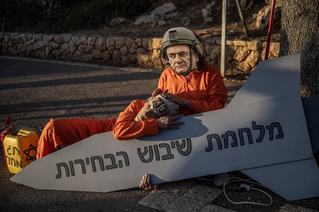 Israelis protest alleged election delay outside Knesset in West Jerusalem JERUSALEM - SEPTEMBER 17: People display models representing warplanes and missiles as Israelis gather outside the Knesset to protest what they allege are attempts by the government of Prime Minister Benjamin Netanyahu to delay the elections or disrupt the electoral process in Jerusalem, on September 17, 2026. Protesters carry banners reading No to war, yes to elections and Our children deserve better, calling for the elections to be held on time. Mostafa Alkharouf Anadolu Jerusalem Israel. Editorial use only. Please get in touch for any other usage.  Copyright: x2026xAnadoluxMostafaxAlkharoufx