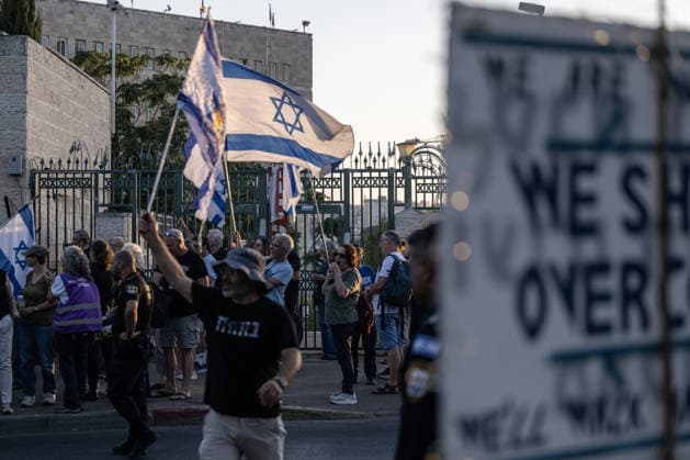 Israelis protest alleged election delay outside Knesset in West Jerusalem JERUSALEM - SEPTEMBER 17: Israelis gather outside the Knesset to protest what they allege are attempts by the government of Prime Minister Benjamin Netanyahu to delay the elections or disrupt the electoral process in Jerusalem, on September 17, 2026. Protesters carry banners reading No to war, yes to elections and Our children deserve better, calling for the elections to be held on time. Mostafa Alkharouf Anadolu Jerusalem Israel. Editorial use only. Please get in touch for any other usage.  Copyright: x2026xAnadoluxMostafaxAlkharoufx