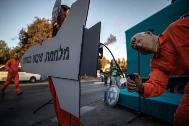 Israelis protest alleged election delay outside Knesset in West Jerusalem JERUSALEM - SEPTEMBER 17: People display models representing warplanes and missiles as Israelis gather outside the Knesset to protest what they allege are attempts by the government of Prime Minister Benjamin Netanyahu to delay the elections or disrupt the electoral process in Jerusalem, on September 17, 2026. Protesters carry banners reading No to war, yes to elections and Our children deserve better, calling for the elections to be held on time. Mostafa Alkharouf Anadolu Jerusalem Israel. Editorial use only. Please get in touch for any other usage.  Copyright: x2026xAnadoluxMostafaxAlkharoufx