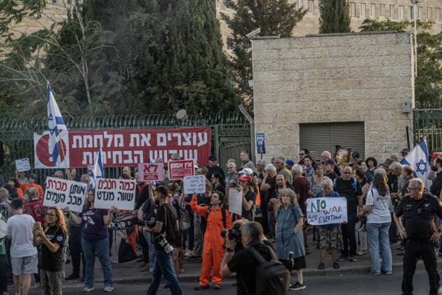 Israelis protest alleged election delay outside Knesset in West Jerusalem JERUSALEM - SEPTEMBER 17: Israelis gather outside the Knesset to protest what they allege are attempts by the government of Prime Minister Benjamin Netanyahu to delay the elections or disrupt the electoral process in Jerusalem, on September 17, 2026. Protesters carry banners reading No to war, yes to elections and Our children deserve better, calling for the elections to be held on time. Mostafa Alkharouf Anadolu Jerusalem Israel. Editorial use only. Please get in touch for any other usage.  Copyright: x2026xAnadoluxMostafaxAlkharoufx