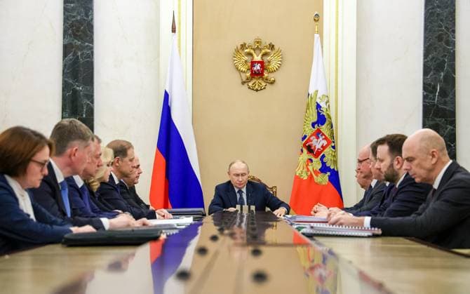Russia Putin Economy 9245349 17.09.2026 Russian President Vladimir Putin holds a meeting on economic issues at the Kremlin in Moscow, Russia. Vyacheslav Prokofiev Sputnik Moscow Russia  Copyright: xVyacheslavxProkofievx