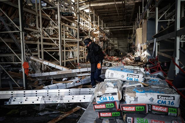 Kharkiv shopping mall struck by Shahed drone KHARKIV, UKRAINE - SEPTEMBER 17: A police officer inspects the damaged section of a shopping mall after it was struck by a Shahed drone in an attack carried out by Russian forces in Kharkiv, Ukraine, on September 17, 2026. Sofiia Bobok Anadolu Kharkiv Ukraine. Editorial use only. Please get in touch for any other usage.  Copyright: x2026xAnadoluxSofiiaxBobokx