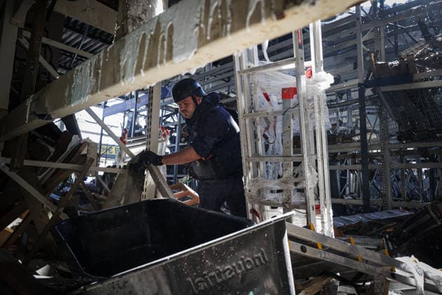 Kharkiv shopping mall struck by Shahed drone KHARKIV, UKRAINE - SEPTEMBER 17: A police officer inspects the damaged section of a shopping mall after it was struck by a Shahed drone in an attack carried out by Russian forces in Kharkiv, Ukraine, on September 17, 2026. Sofiia Bobok Anadolu Kharkiv Ukraine. Editorial use only. Please get in touch for any other usage.  Copyright: x2026xAnadoluxSofiiaxBobokx