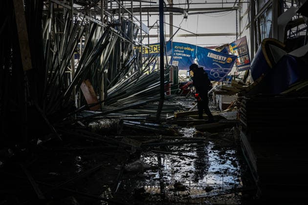 Kharkiv shopping mall struck by Shahed drone KHARKIV, UKRAINE - SEPTEMBER 17: A police officer inspects the damaged section of a shopping mall after it was struck by a Shahed drone in an attack carried out by Russian forces in Kharkiv, Ukraine, on September 17, 2026. Sofiia Bobok Anadolu Kharkiv Ukraine. Editorial use only. Please get in touch for any other usage.  Copyright: x2026xAnadoluxSofiiaxBobokx