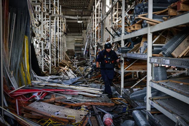 Kharkiv shopping mall struck by Shahed drone KHARKIV, UKRAINE - SEPTEMBER 17: A police officer inspects the damaged section of a shopping mall after it was struck by a Shahed drone in an attack carried out by Russian forces in Kharkiv, Ukraine, on September 17, 2026. Sofiia Bobok Anadolu Kharkiv Ukraine. Editorial use only. Please get in touch for any other usage.  Copyright: x2026xAnadoluxSofiiaxBobokx