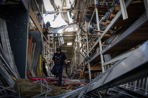 Kharkiv shopping mall struck by Shahed drone KHARKIV, UKRAINE - SEPTEMBER 17: A police officer inspects the damaged section of a shopping mall after it was struck by a Shahed drone in an attack carried out by Russian forces in Kharkiv, Ukraine, on September 17, 2026. Sofiia Bobok Anadolu Kharkiv Ukraine. Editorial use only. Please get in touch for any other usage.  Copyright: x2026xAnadoluxSofiiaxBobokx