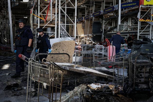 Kharkiv shopping mall struck by Shahed drone KHARKIV, UKRAINE - SEPTEMBER 17: A police officer inspects the damaged section of a shopping mall after it was struck by a Shahed drone in an attack carried out by Russian forces in Kharkiv, Ukraine, on September 17, 2026. Sofiia Bobok Anadolu Kharkiv Ukraine. Editorial use only. Please get in touch for any other usage.  Copyright: x2026xAnadoluxSofiiaxBobokx