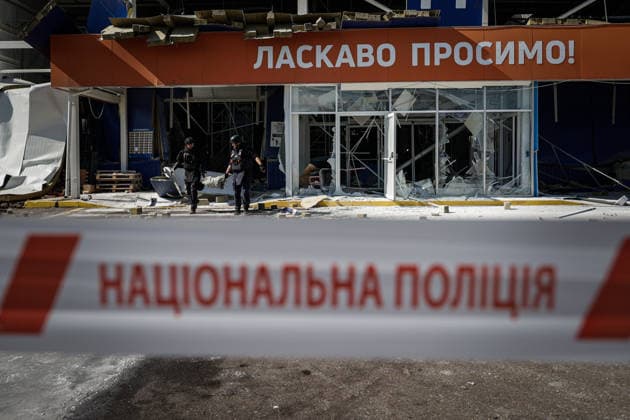 Kharkiv shopping mall struck by Shahed drone KHARKIV, UKRAINE - SEPTEMBER 17: Law enforcement officers carry the engine of a Shahed jet-powered drone out of a damaged shopping mall after it was struck by Russian forces earlier that morning in Kharkiv, Ukraine, on September 17, 2026. Sofiia Bobok Anadolu Kharkiv Ukraine. Editorial use only. Please get in touch for any other usage.  Copyright: x2026xAnadoluxSofiiaxBobokx