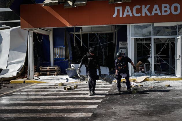 Kharkiv shopping mall struck by Shahed drone KHARKIV, UKRAINE - SEPTEMBER 17: Law enforcement officers carry the engine of a Shahed jet-powered drone out of a damaged shopping mall after it was struck by Russian forces earlier that morning in Kharkiv, Ukraine, on September 17, 2026. Sofiia Bobok Anadolu Kharkiv Ukraine. Editorial use only. Please get in touch for any other usage.  Copyright: x2026xAnadoluxSofiiaxBobokx