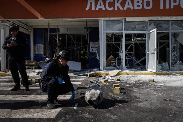 Kharkiv shopping mall struck by Shahed drone KHARKIV, UKRAINE - SEPTEMBER 17: Law enforcement officers inspect the engine of a Shahed jet-powered drone out of a damaged shopping mall after it was struck by Russian forces earlier that morning in Kharkiv, Ukraine, on September 17, 2026. Sofiia Bobok Anadolu Kharkiv Ukraine. Editorial use only. Please get in touch for any other usage.  Copyright: x2026xAnadoluxSofiiaxBobokx