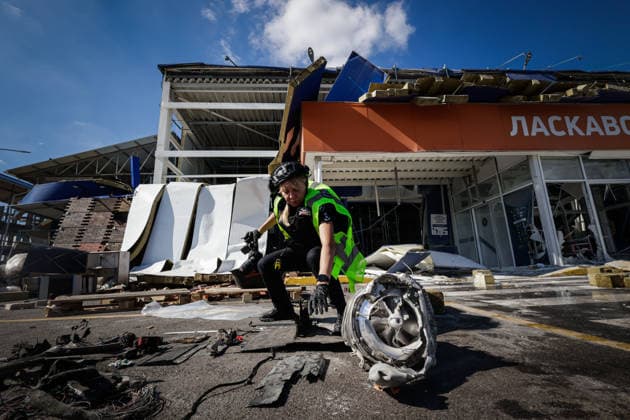 Kharkiv shopping mall struck by Shahed drone KHARKIV, UKRAINE - SEPTEMBER 17: Law enforcement officers inspect the engine of a Shahed jet-powered drone out of a damaged shopping mall after it was struck by Russian forces earlier that morning in Kharkiv, Ukraine, on September 17, 2026. Sofiia Bobok Anadolu Kharkiv Ukraine. Editorial use only. Please get in touch for any other usage.  Copyright: x2026xAnadoluxSofiiaxBobokx