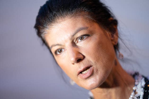 Party founder Sahra Wagenknecht speaks at Am Markt in Schwerin at the closing event for the 2026 state election in Mecklenburg-Western Pomerania; campaign wrap-up for the BSW (Alliance for Social Justice and Economic Rationality) party in Schwerin, Schwerin, Mecklenburg-Western Pomerania, Germany, Am Markt