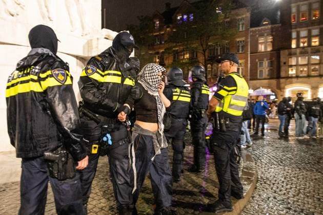 AMSTERDAM - Pro-Palestine demonstrators are being removed during a national rally on Dam Square organized by the working group Op de Bres voor IsraÃ«l together with other organizations. A counter-demonstration has also been announced. DINGENA MOL ANP netherlands out - belgium out  Copyright: xx x569008884x originalFilename: 569008884.jpg