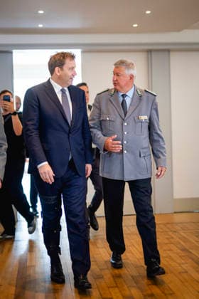 L R Lars Klingbeil, Federal Minister of Finance, and Colonel Thomas Behr, Chairman of the Bundeswehr Association North, photographed during the celebration marking the 70th anniversary of the Bundeswehr Association in Münster, September 17, 2026. Photographed on behalf of the Federal Ministry of Finance, Münster, Germany Copyright: xJulianexSonntag BMFx
