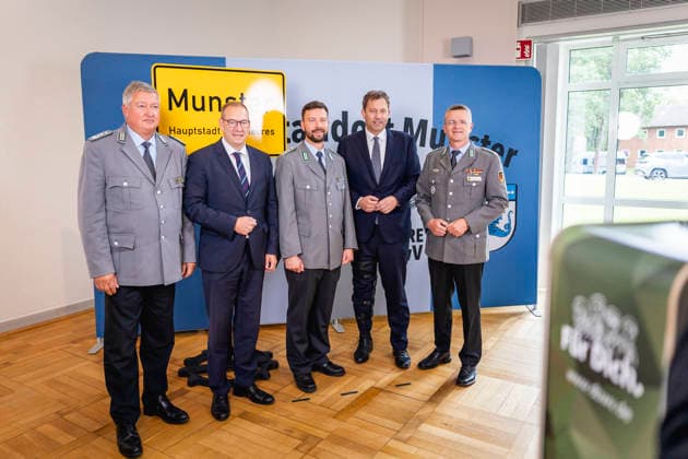 L to R: Colonel Thomas Behr, Chairman of the Bundeswehr Association North; Henning Otte, Parliamentary Commissioner for the Armed Forces; Captain Lars Schunack, Member of the Executive Board of the Bundeswehr Association North; Lars Klingbeil, Federal Minister of Fina Copyright: xJulianexSonntag BMFx