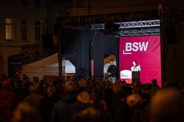 Party founder Sahra Wagenknecht speaks at Am Markt in Schwerin at the closing event for the 2026 state election in Mecklenburg-Western Pomerania; campaign wrap-up for the BSW (Alliance for Social Justice and Economic Rationality) party in Schwerin, Schwerin, Mecklenburg-Western Pomerania, Germany, Markt