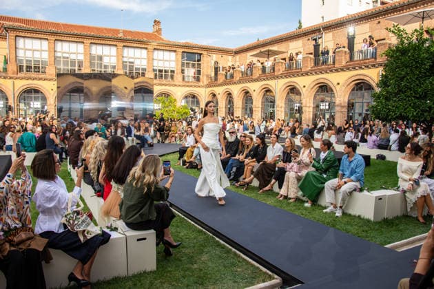 IPA88646433 - MADRID, SPAIN. SEPTEMBER 17, 2026. A model walks the runway showcasing a design by Isabel Sanchis and Paula Maiques during Mercedes-Benz Fashion Week Madrid 2026 (MBFWMadrid) at the Universidad de Nebrija Campus.  Copyright: xFrancescoxMilitelloxMirtox xx IPA88646433