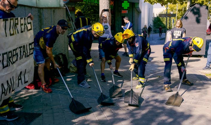 September 17, 2026, Madrid, Madrid, SPAIN: Public forest firefighters from the Community of Madrid gather outside the Madrid Assembly to demand improvements in their working conditions and present their claims following the 2026 INFOMA wildfire prevention and firefighting campaign. Madrid SPAIN - ZUMAz108 20260917_znp_z108_001 Copyright: xRichardxZubelzux