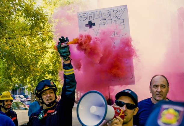 September 17, 2026, Madrid, Madrid, SPAIN: Public forest firefighters from the Community of Madrid gather outside the Madrid Assembly to demand improvements in their working conditions and present their claims following the 2026 INFOMA wildfire prevention and firefighting campaign. Madrid SPAIN  - ZUMAz108 20260917_znp_z108_002 Copyright: xRichardxZubelzux