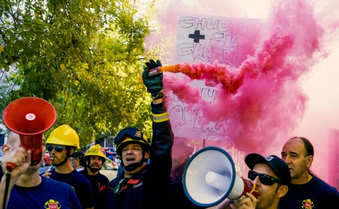September 17, 2026, Madrid, Madrid, SPAIN: Public forest firefighters from the Community of Madrid gather outside the Madrid Assembly to demand improvements in their working conditions and present their claims following the 2026 INFOMA wildfire prevention and firefighting campaign. Madrid SPAIN  - ZUMAz108 20260917_znp_z108_004 Copyright: xRichardxZubelzux