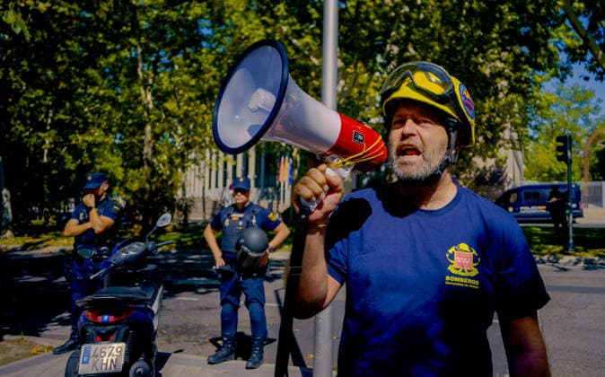 September 17, 2026, Madrid, Madrid, SPAIN: Public forest firefighters from the Community of Madrid gather outside the Madrid Assembly to demand improvements in their working conditions and present their claims following the 2026 INFOMA wildfire prevention and firefighting campaign. Madrid SPAIN  - ZUMAz108 20260917_znp_z108_003 Copyright: xRichardxZubelzux