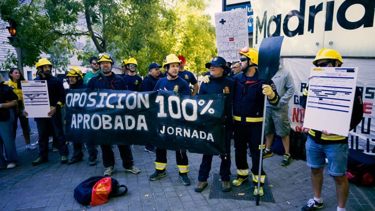 September 17, 2026, Madrid, Madrid, SPAIN: Public forest firefighters from the Community of Madrid gather outside the Madrid Assembly to demand improvements in their working conditions and present their claims following the 2026 INFOMA wildfire prevention and firefighting campaign. Madrid SPAIN  - ZUMAz108 20260917_znp_z108_006 Copyright: xRichardxZubelzux
