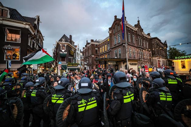 Pro-Palestinian demonstrators clash with police in Amsterdam AMSTERDAM, NETHERLANDS - SEPTEMBER 17: Pro-Palestinian demonstrators clash with police during a counter-protest against a pro-Israel event held at Dam Square in Amsterdam, Netherlands, on September 17, 2026. The counter-protest is relocated to Oude Turfmarkt after a court upholds the municipality s decision to prohibit the demonstration at Dam Square. Fadel Dawod Anadolu Amsterdam Netherlands. Editorial use only. Please get in touch for any other usage.  Copyright: x2026xAnadoluxFadelxDawodx