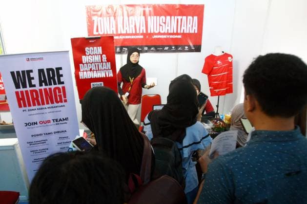September 17, 2026, Malang City, Indonesia: MALANG, EAST JAVA, INDONESIA, SEPTEMBER 17, 2026: Job seekers visit company booths during the 2026 Job Fair at GOR Ken Arok in Malang, East Java. The two-day event brings together 50 companies offering 1,697 job openings. Indonesia recorded about 7.22 million unemployed people in May 2026, according to data released by Statistics Indonesia (BPS) in August. Malang City Indonesia - ZUMAq101 20260917_zna_q101_021 Copyright: xHayuxYudhaxPrabowox